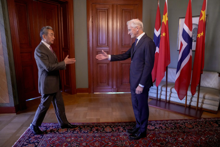 Chinese Foreign Minister Wang Yi (L) and Norwegian Prime Minister